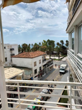 Apartamento con terraza con vistas a la playa